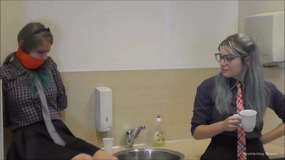 ติด / มัดและปิดปาก / ผู้หญิงอยู่ในความทุกข์